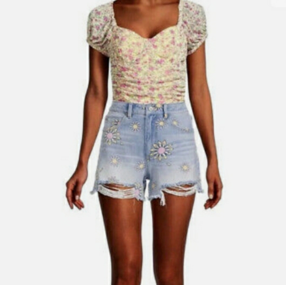 No Boundaries Daisy Distressed Jean Shorts / Junior's 9 Waist 28" Flower Shorts - Picture 10 of 14